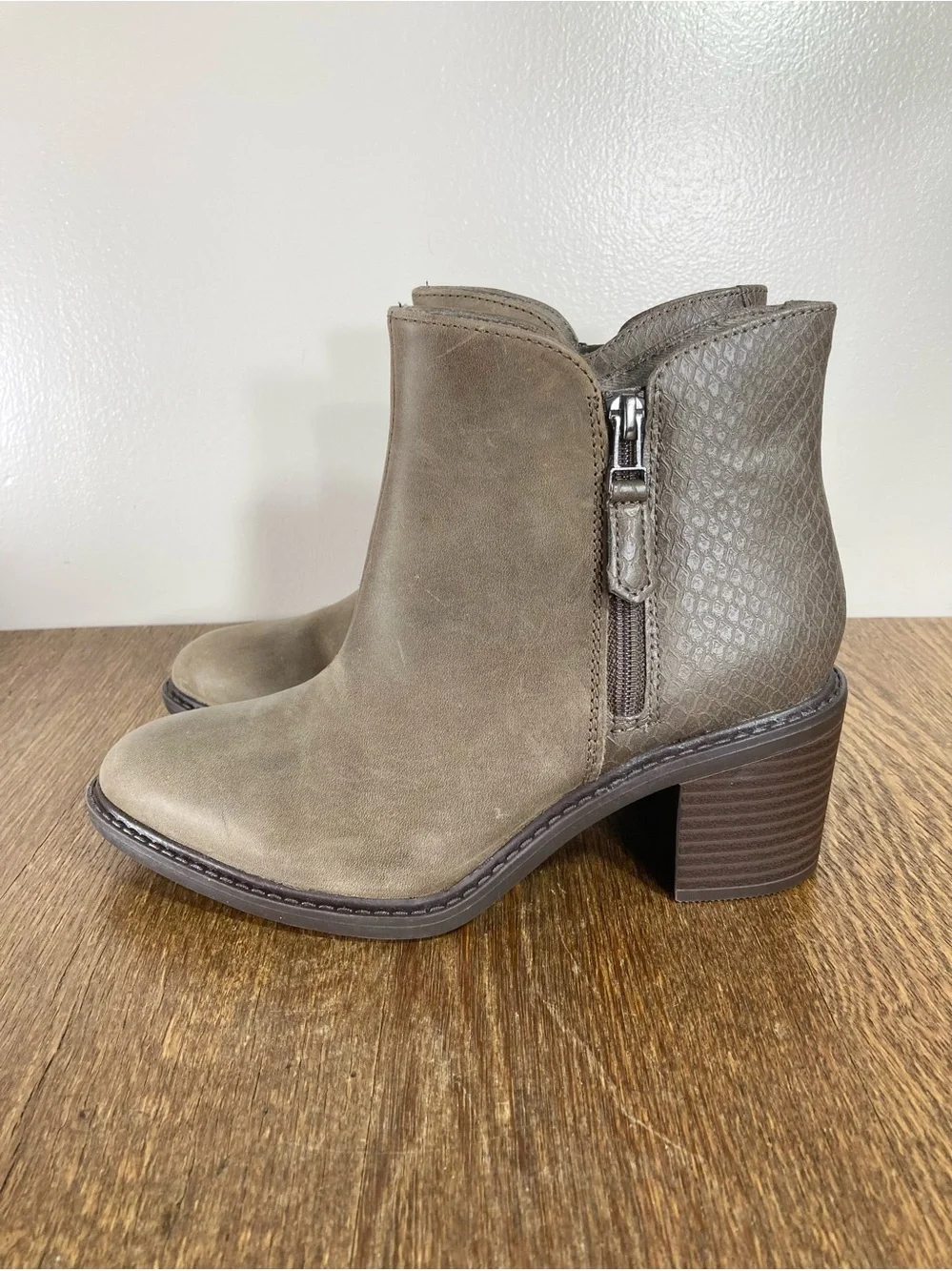 NWB Clarks Scene Zip Ankle Boot Women’s Size 6.5M Dk Taupe